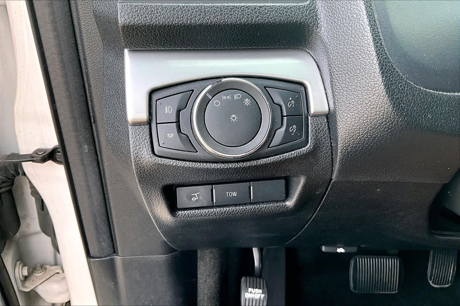 2017 Ford Explorer photo 32 of 33