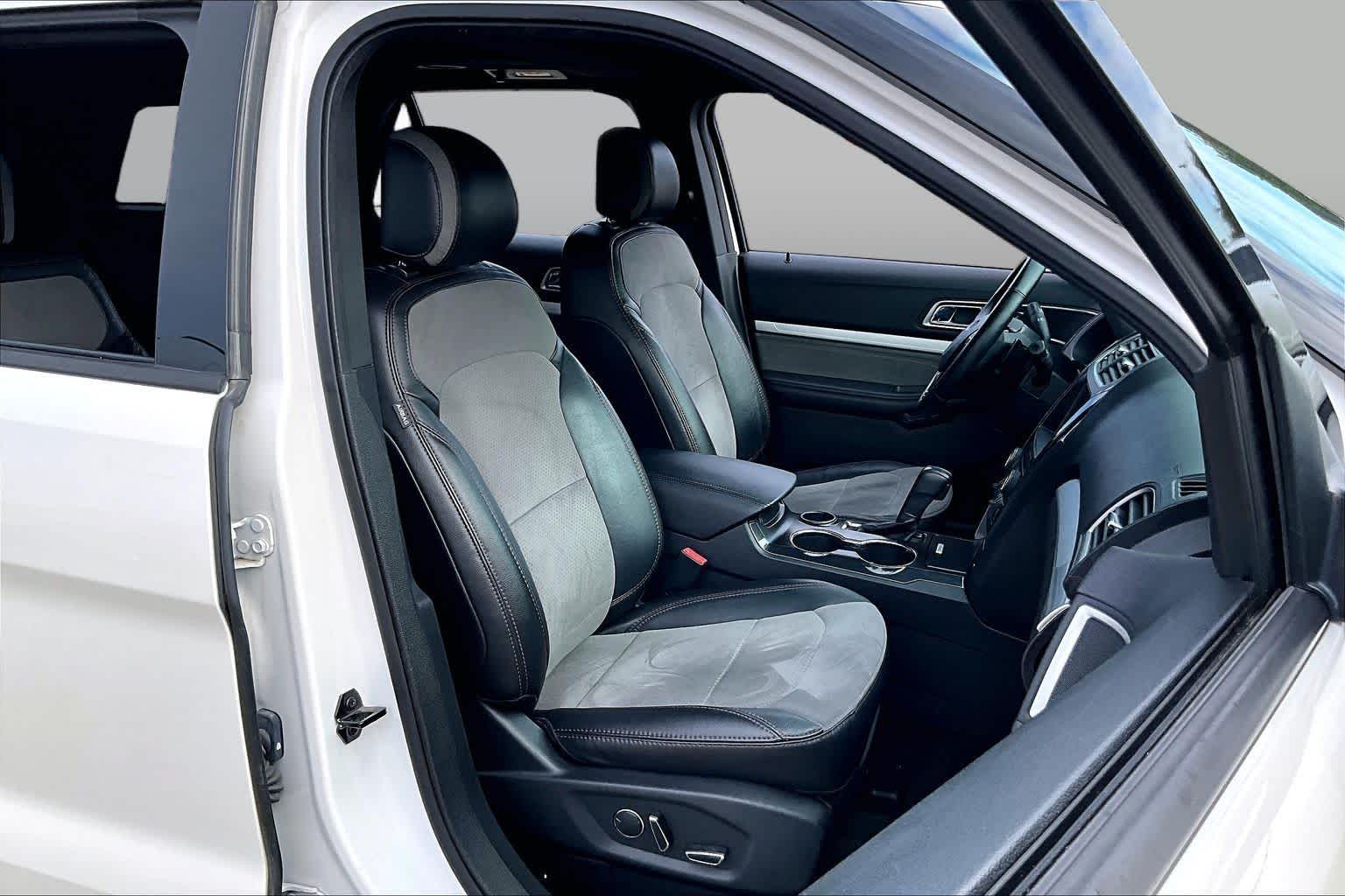 2017 Ford Explorer photo 8 of 33