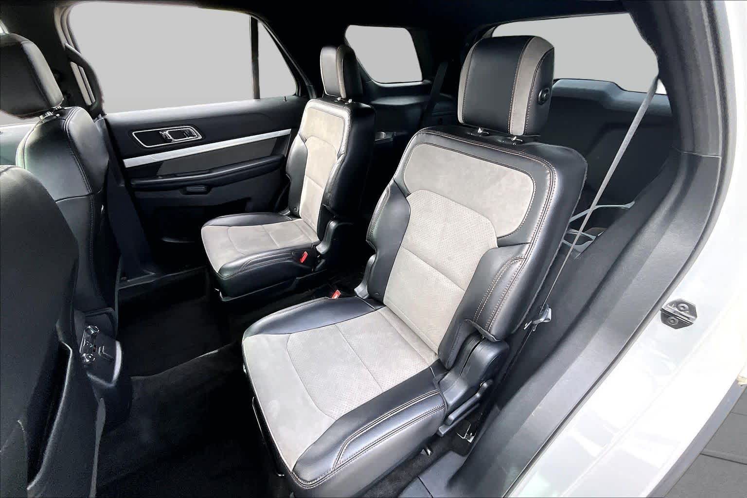 2017 Ford Explorer photo 19 of 33