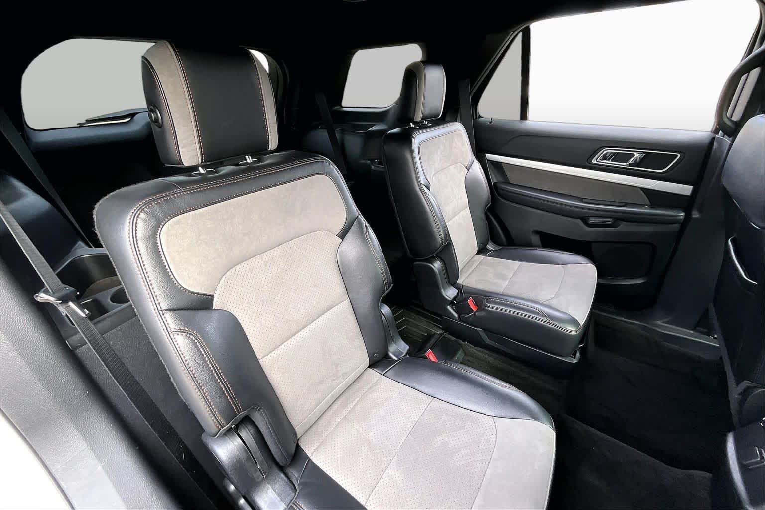 2017 Ford Explorer photo 18 of 33