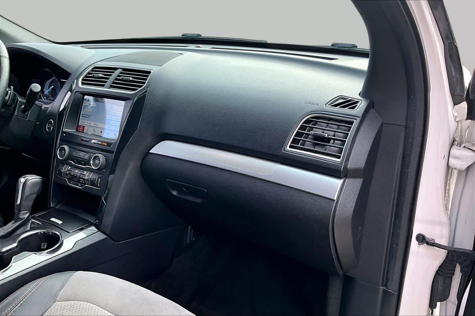 2017 Ford Explorer photo 17 of 33