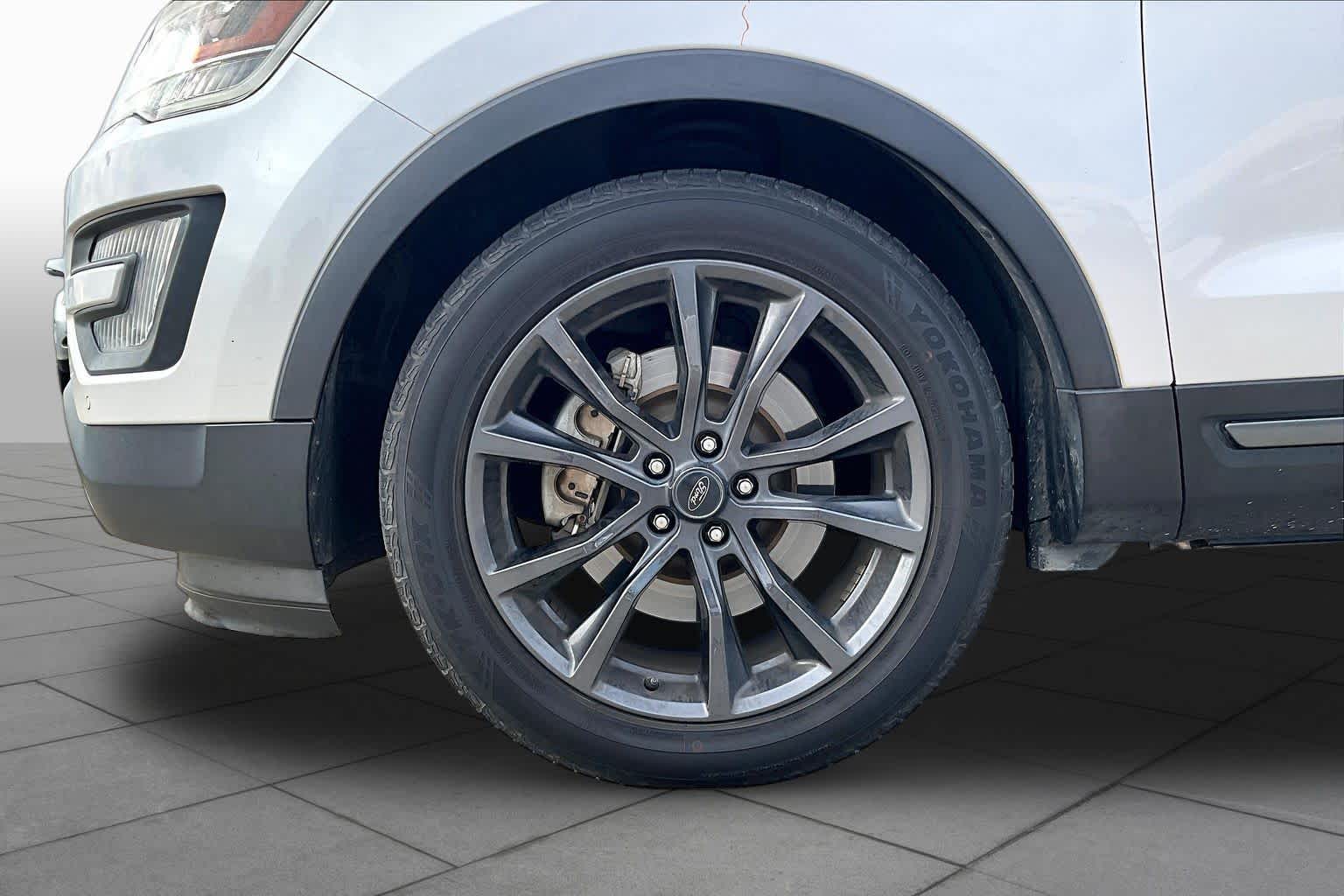 2017 Ford Explorer photo 10 of 33