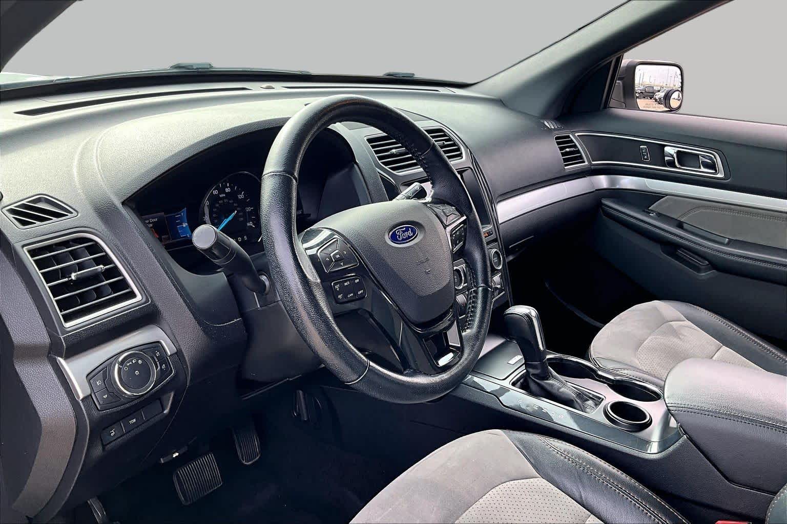 2017 Ford Explorer photo 16 of 33