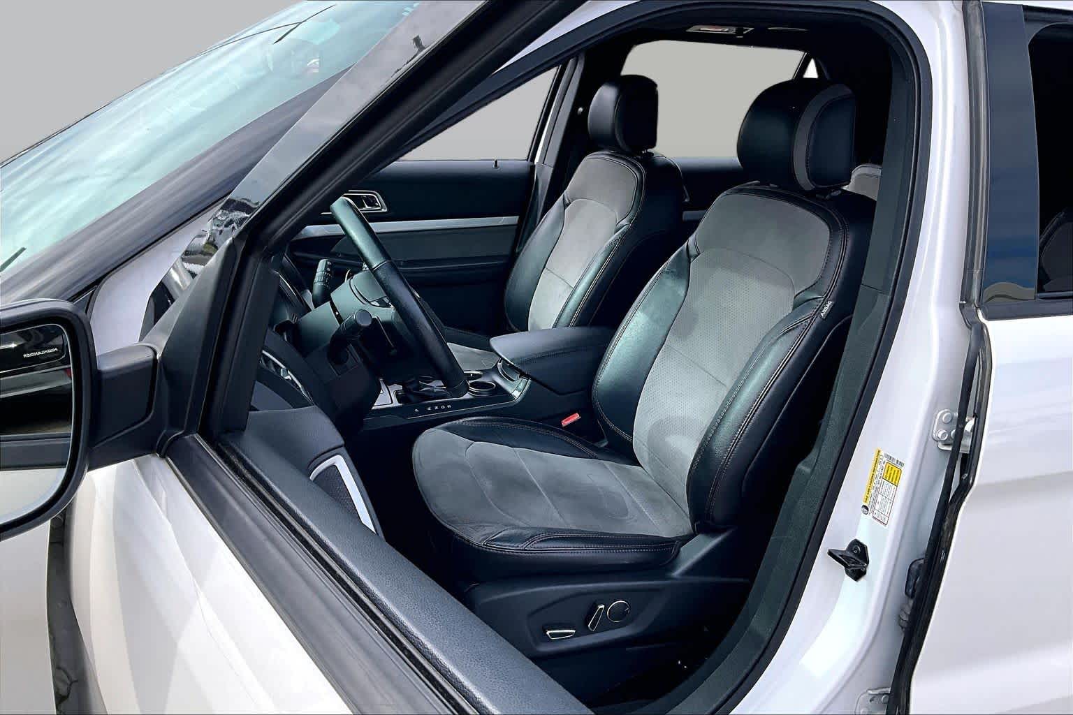 2017 Ford Explorer photo 7 of 33