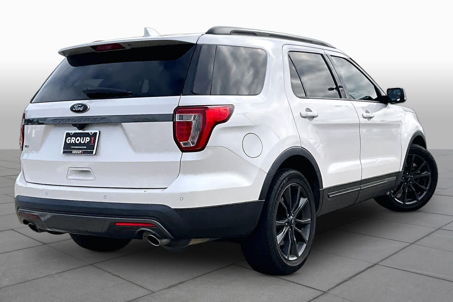 2017 Ford Explorer photo 12 of 33