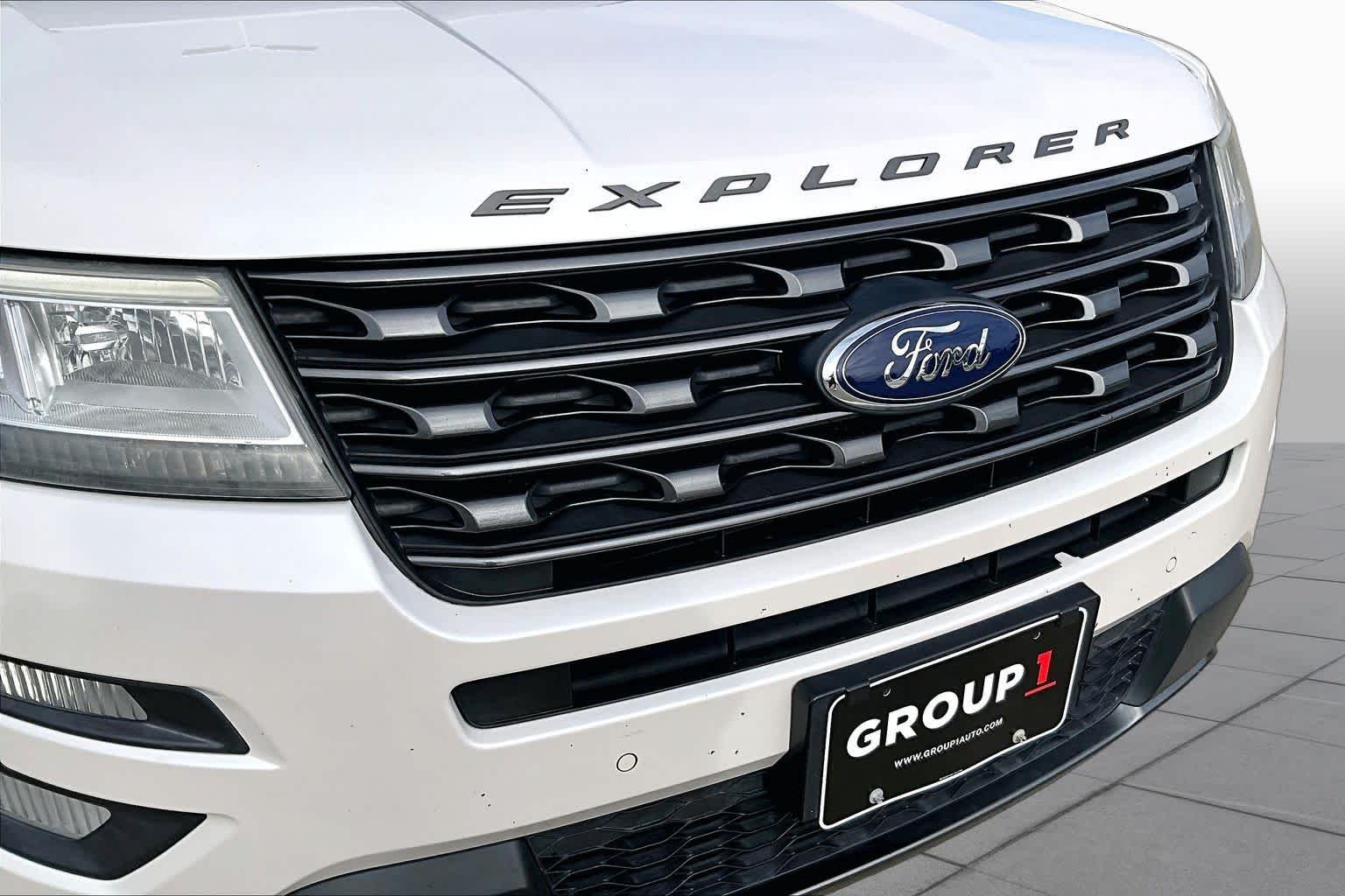 2017 Ford Explorer photo 28 of 33