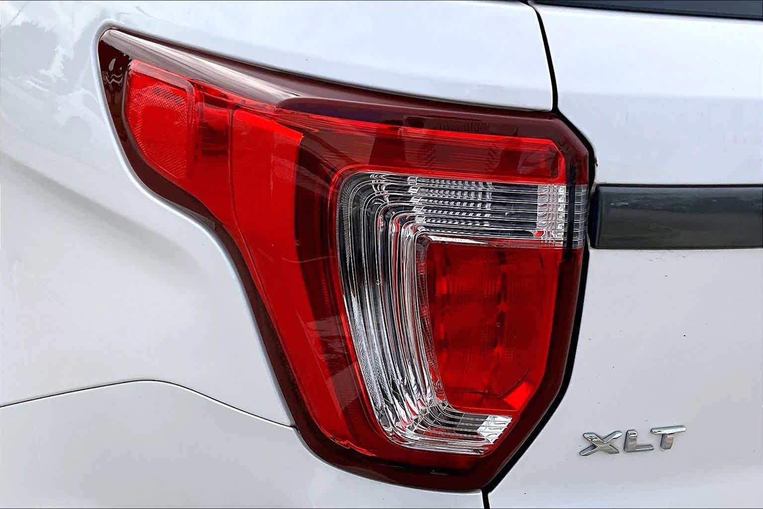 2017 Ford Explorer photo 27 of 33