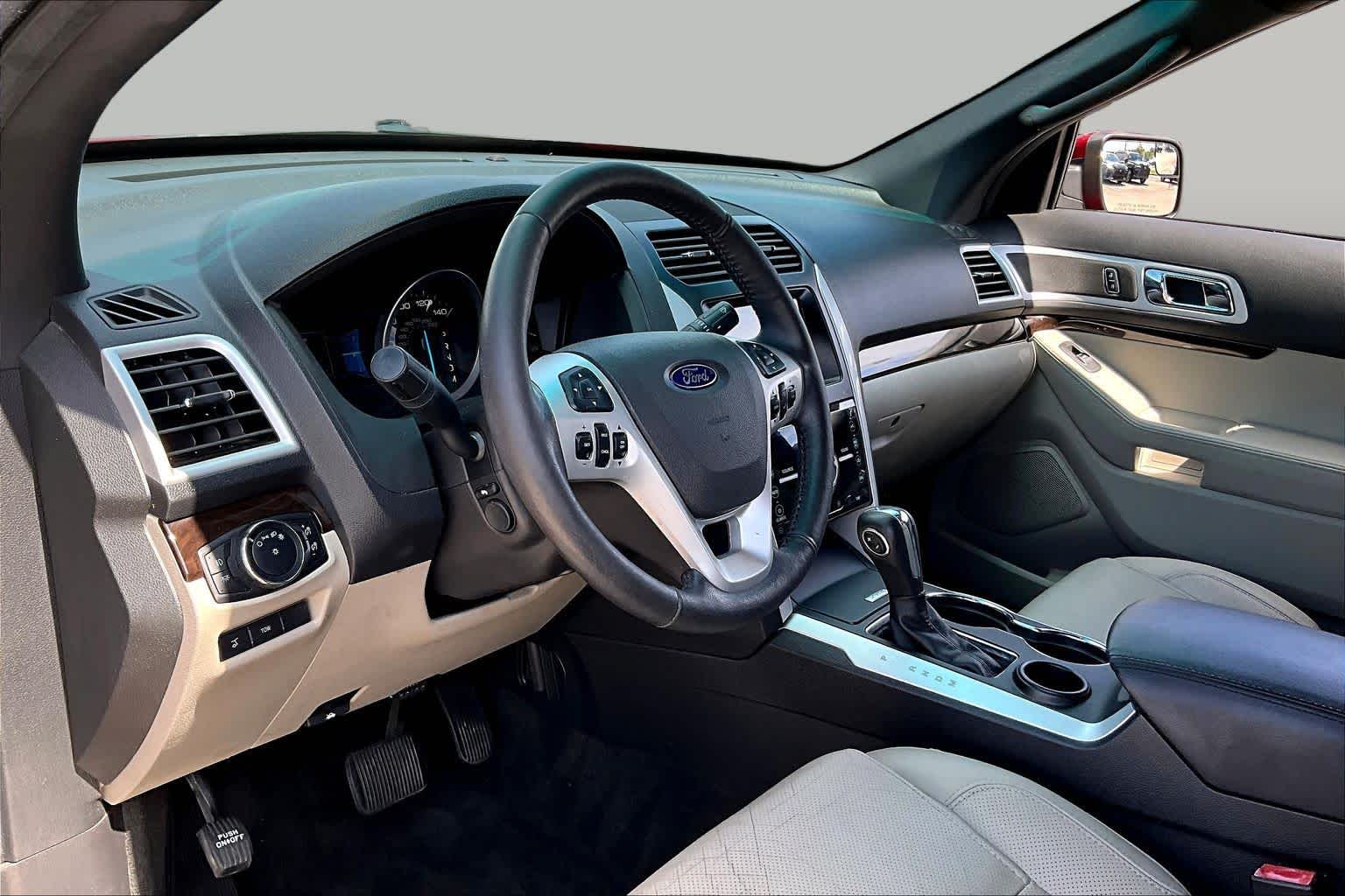 2015 Ford Explorer photo 16 of 35
