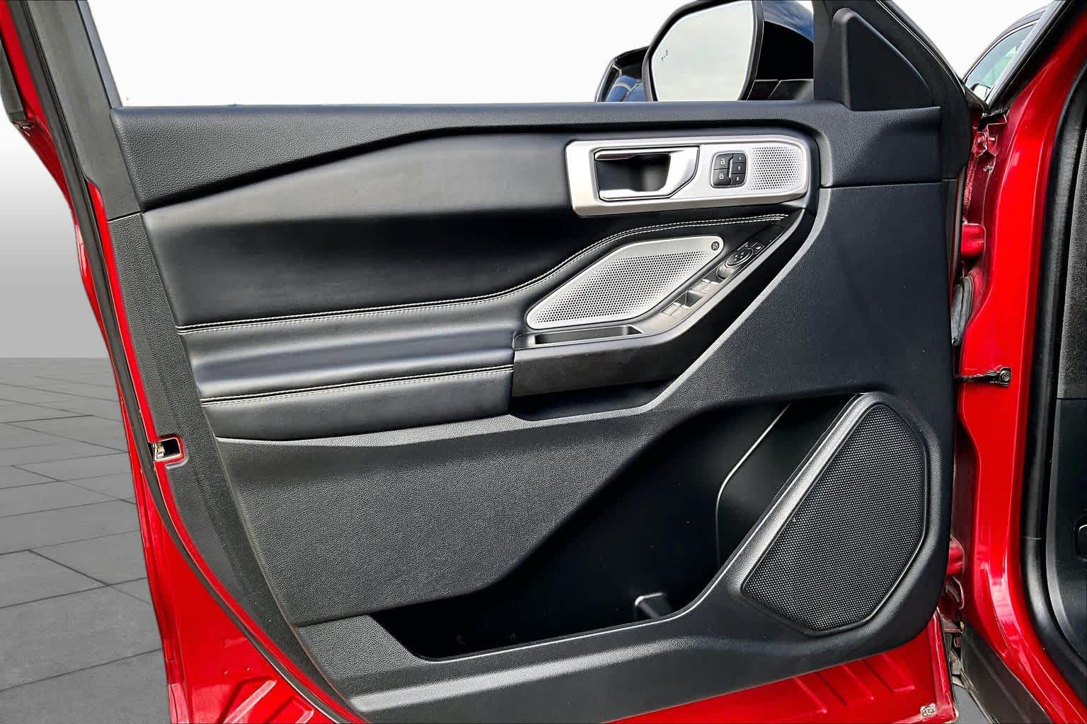 2020 Ford Explorer photo 20 of 34