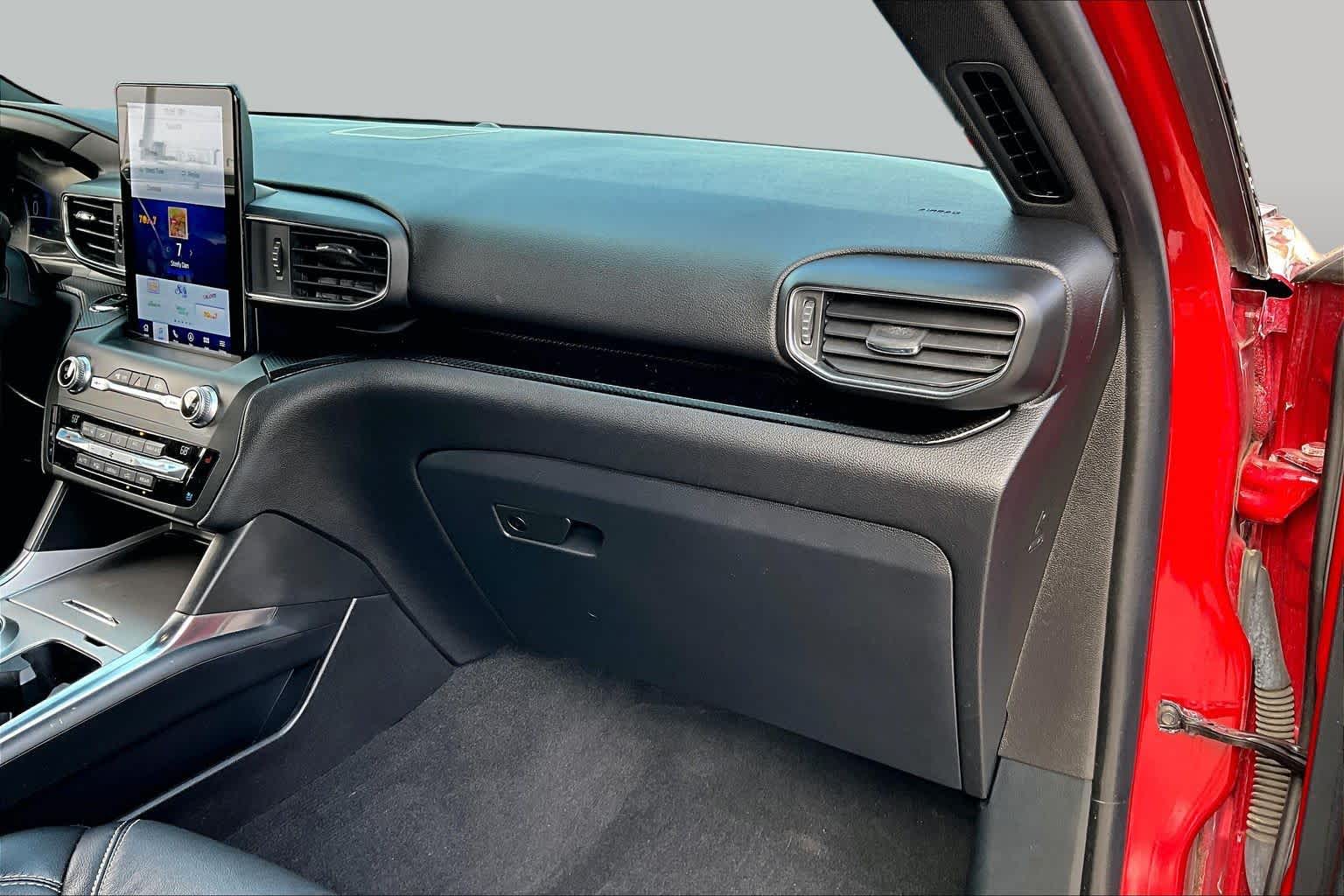 2020 Ford Explorer photo 17 of 34