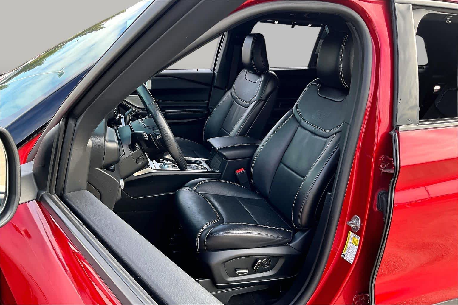 2020 Ford Explorer photo 7 of 34