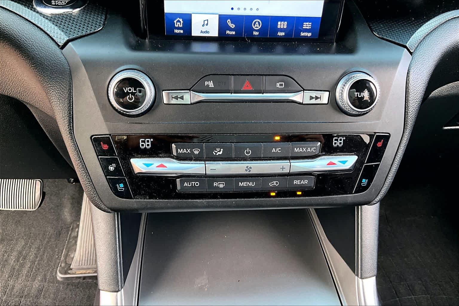 2020 Ford Explorer photo 32 of 34