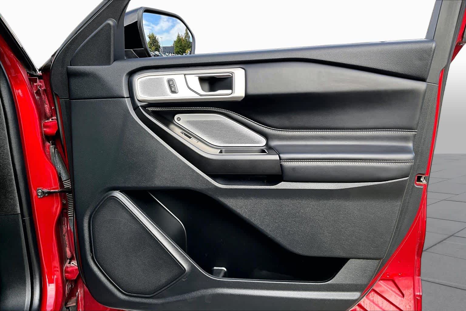 2020 Ford Explorer photo 21 of 34