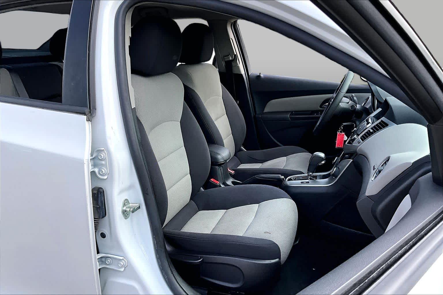 2014 Chevrolet Cruze photo 8 of 33