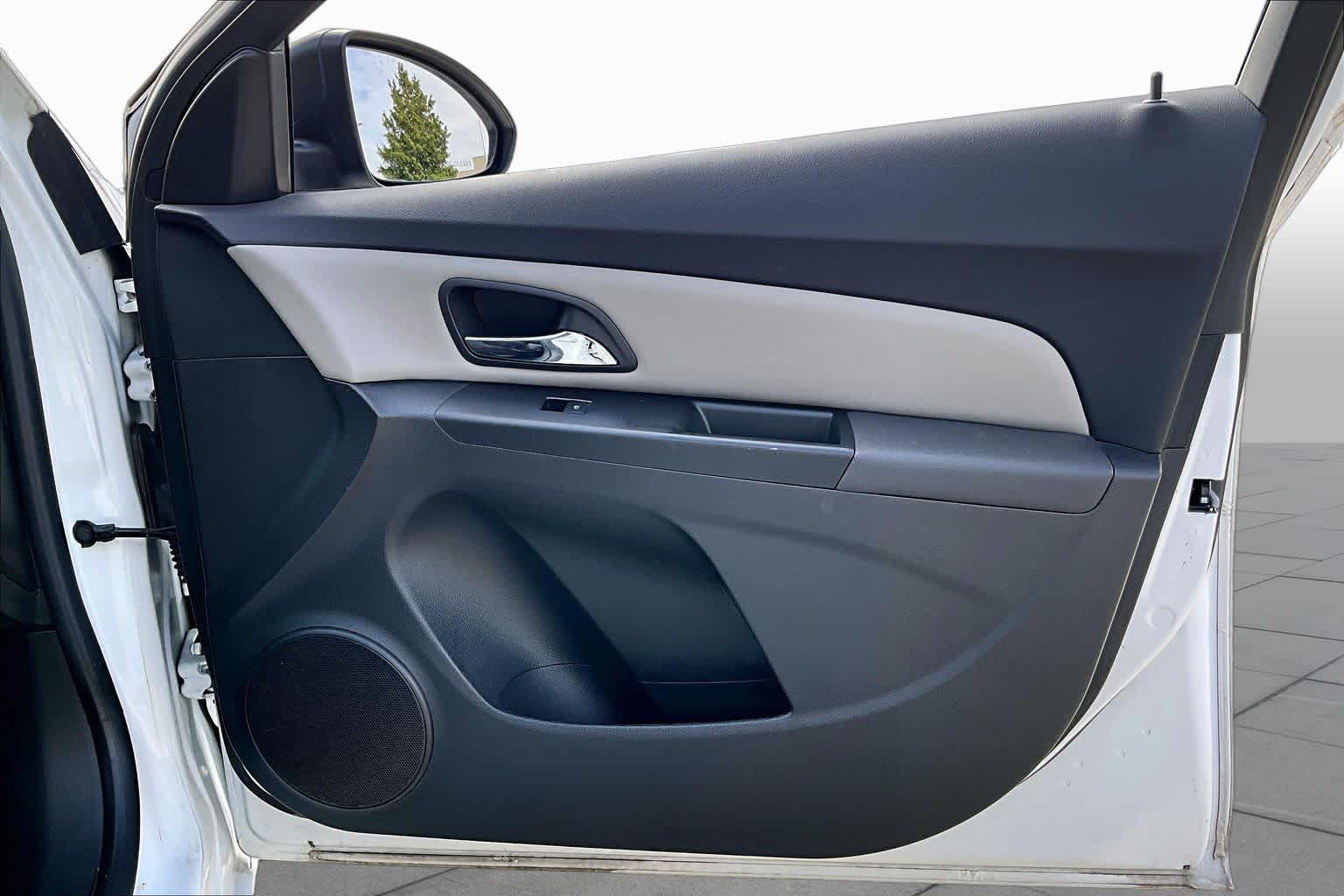 2014 Chevrolet Cruze photo 20 of 33