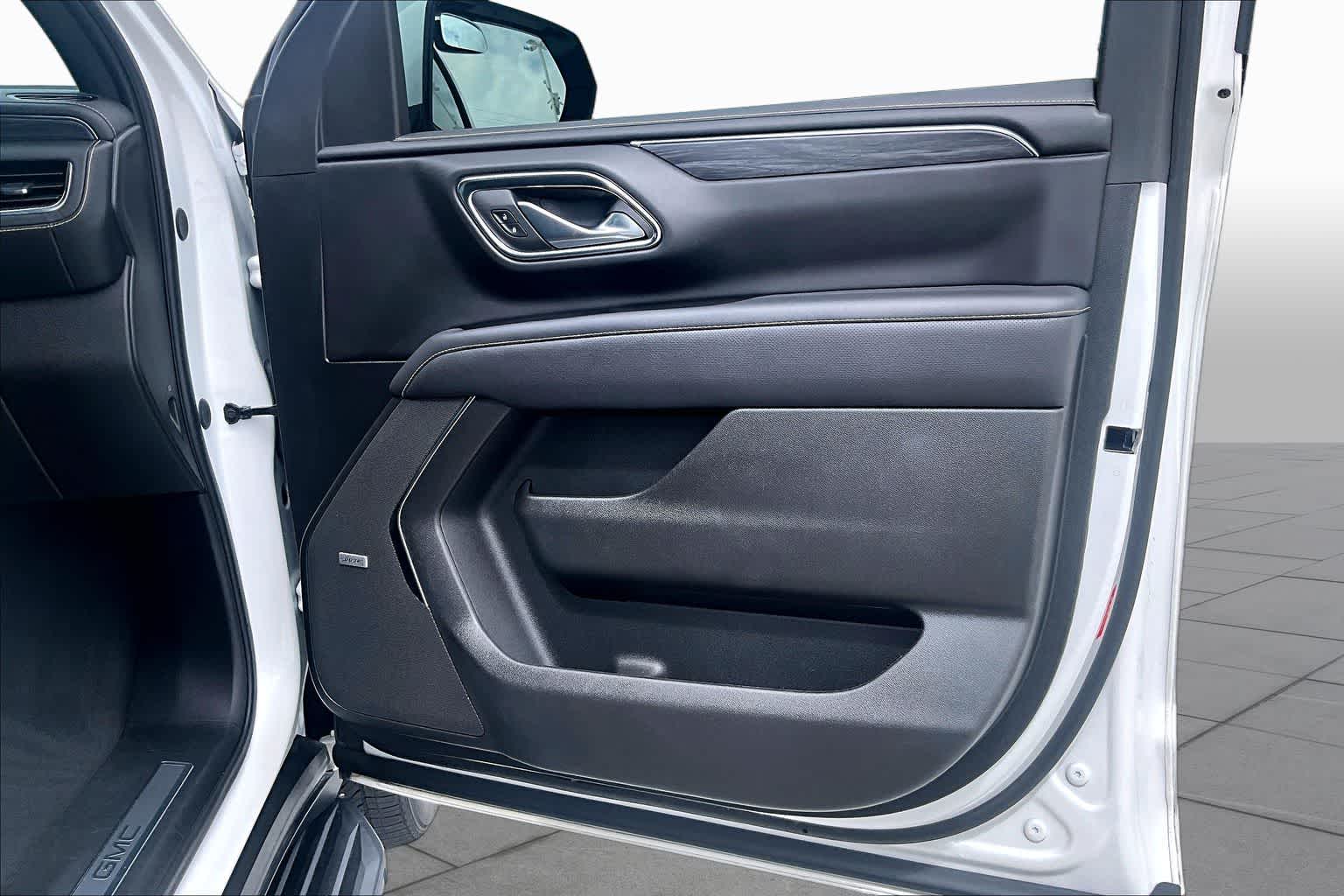 2024 GMC Yukon SLT White Frost Tricoat at Beck & Masten Kia