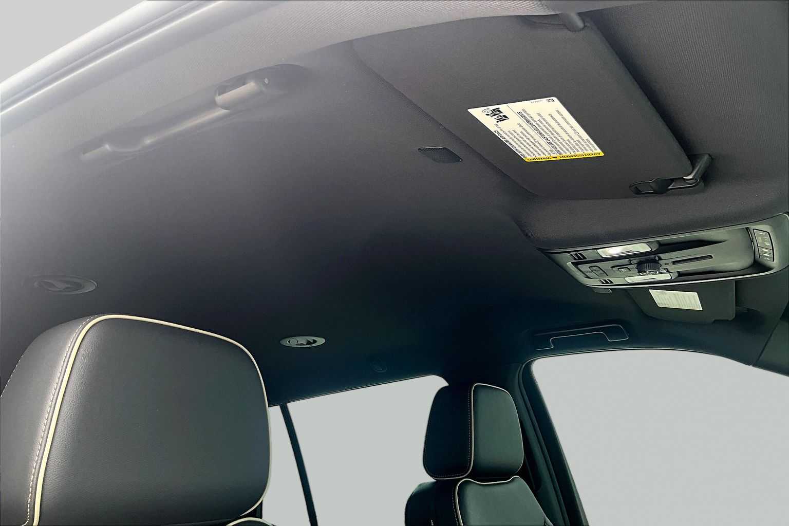 2024 GMC Yukon SLT White Frost Tricoat at Beck & Masten Kia