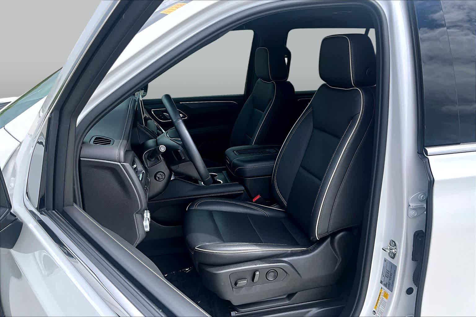 2024 GMC Yukon SLT White Frost Tricoat at Beck & Masten Kia