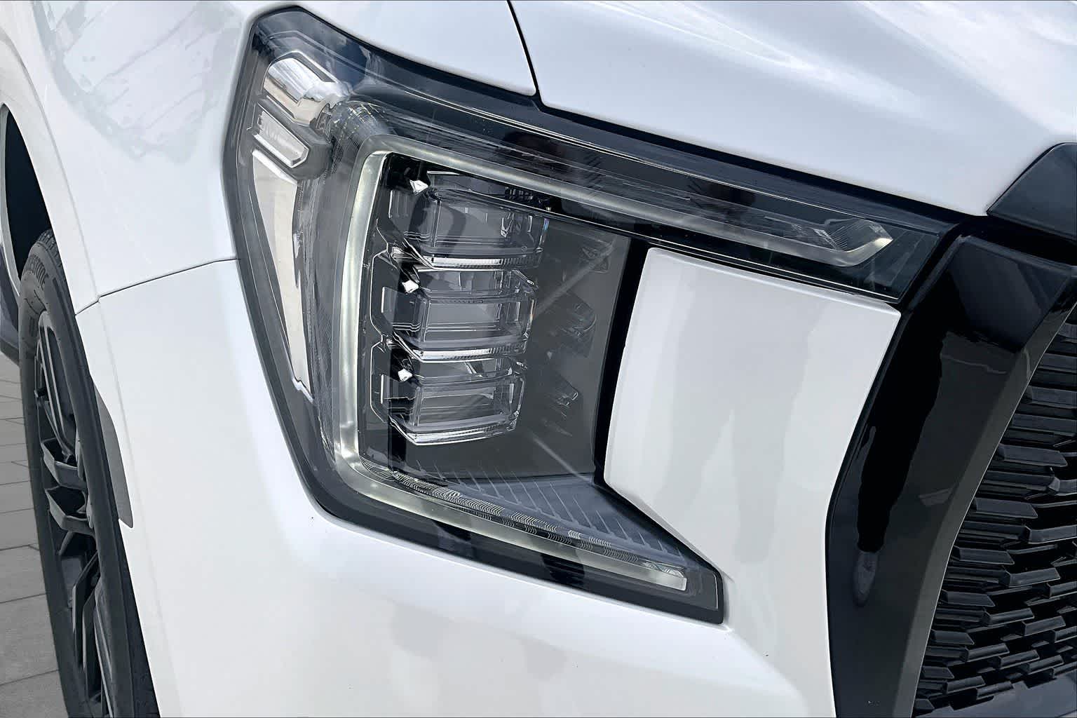 2024 GMC Yukon SLT White Frost Tricoat at Beck & Masten Kia