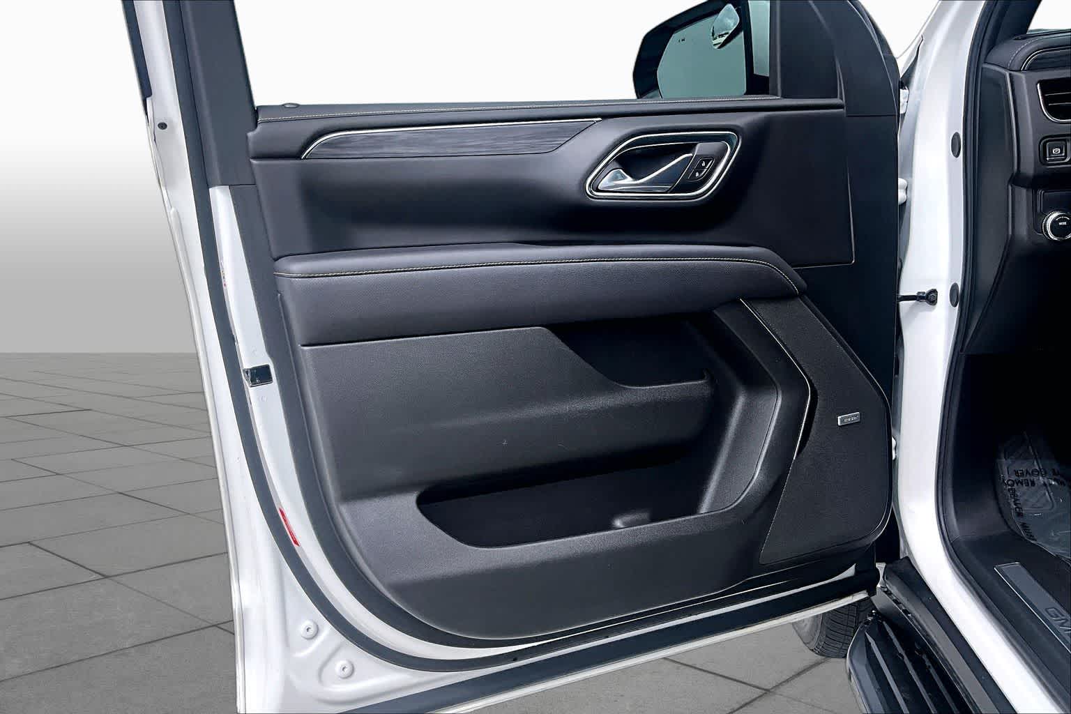 2024 GMC Yukon SLT White Frost Tricoat at Beck & Masten Kia