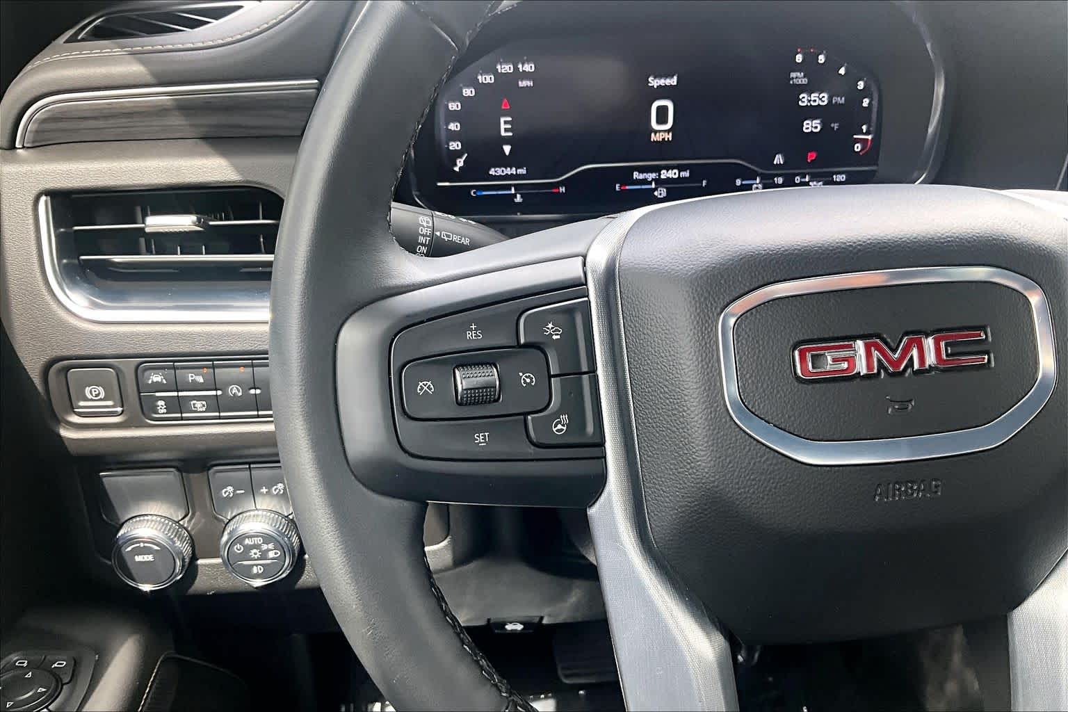 2024 GMC Yukon SLT White Frost Tricoat at Beck & Masten Kia