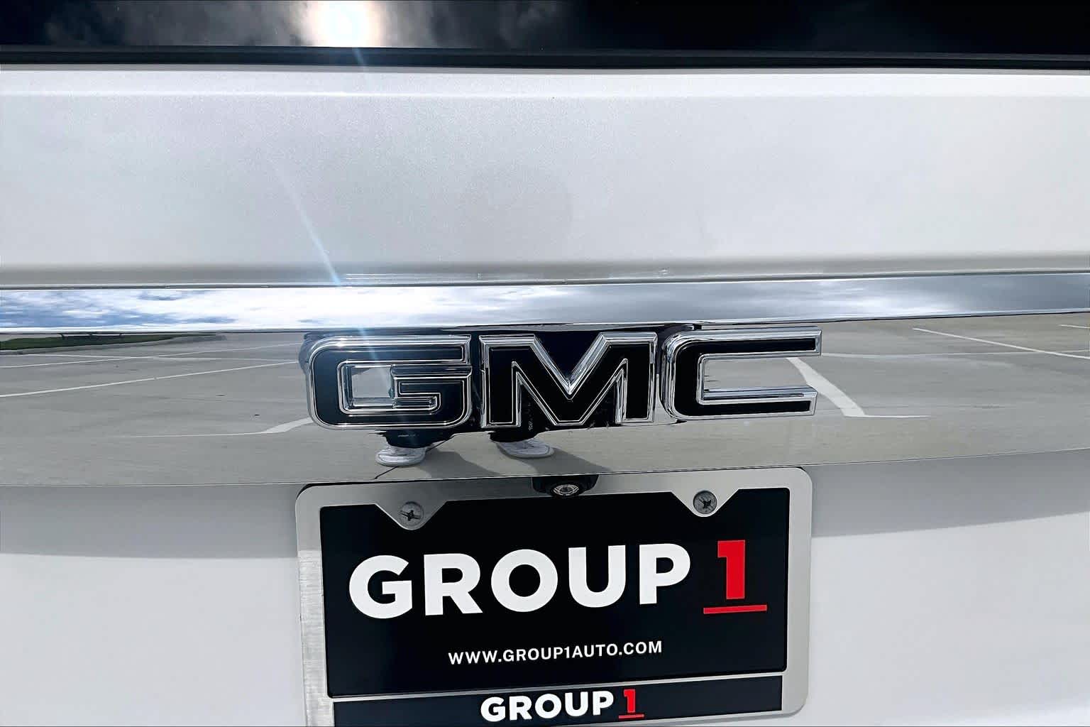 2024 GMC Yukon SLT White Frost Tricoat at Beck & Masten Kia