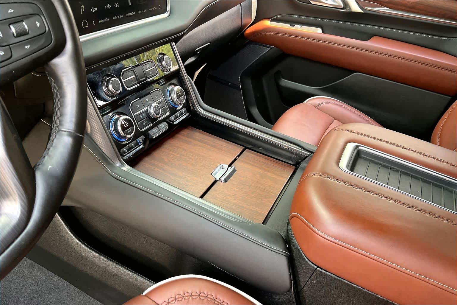 2024 GMC Yukon Denali Ultimate photo 15 of 35