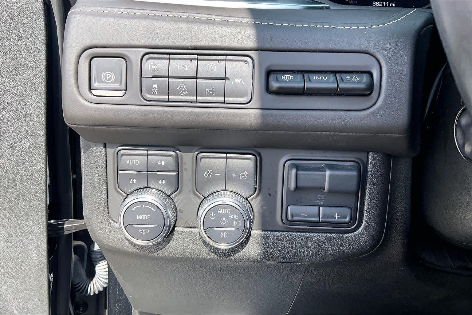 2024 GMC Yukon Denali Ultimate photo 34 of 35