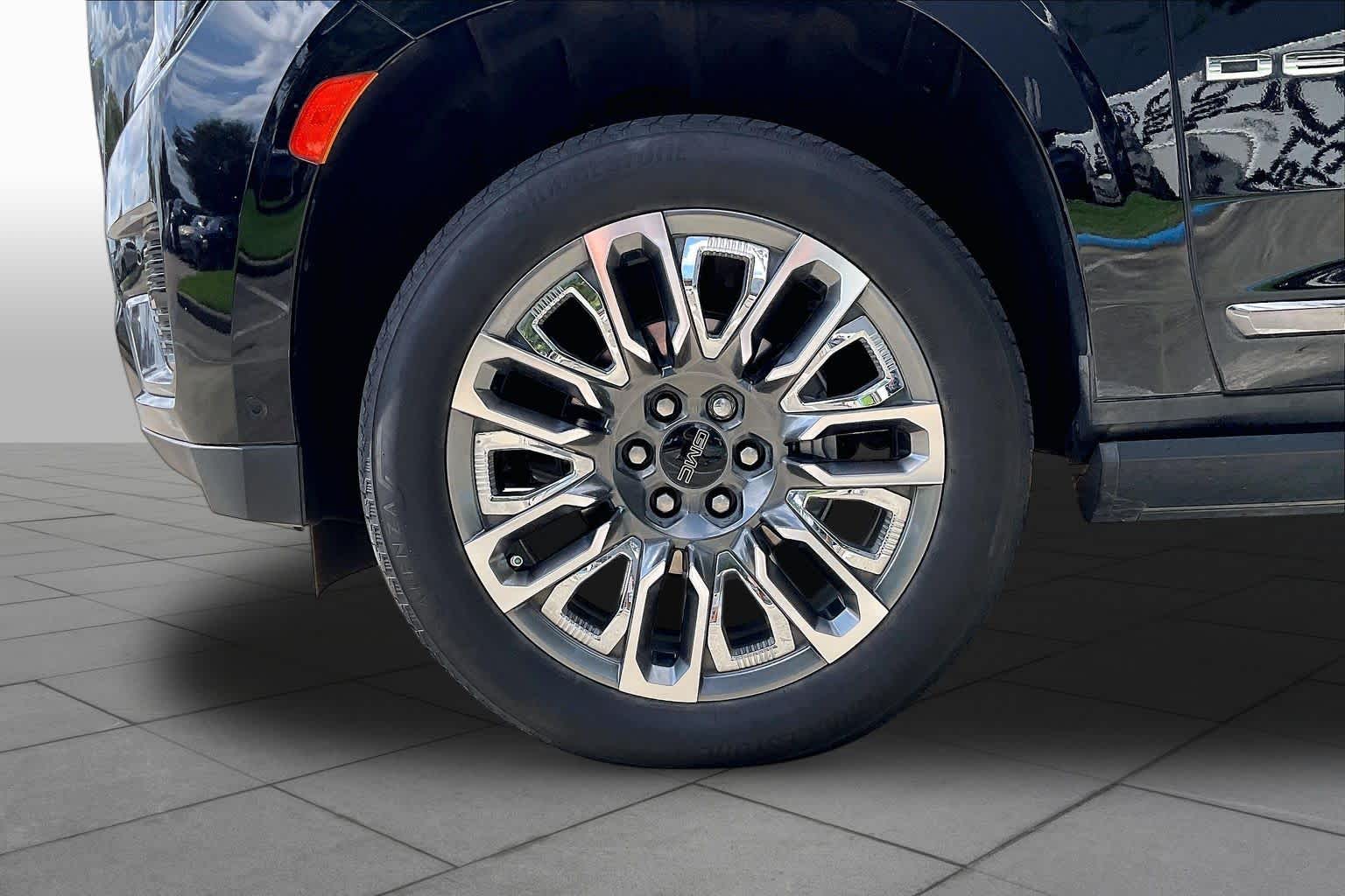 2024 GMC Yukon Denali Ultimate photo 10 of 35