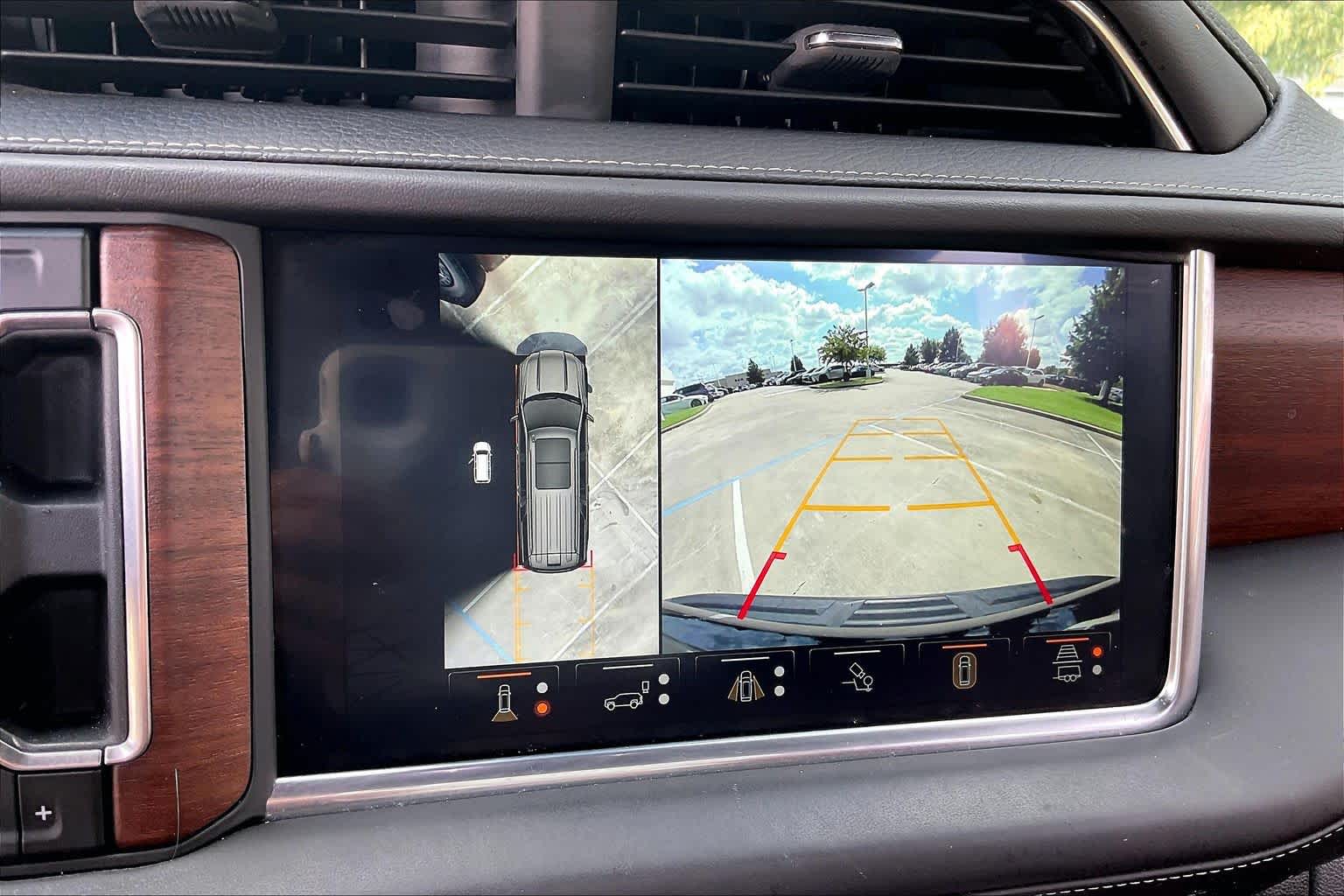 2024 GMC Yukon Denali Ultimate photo 25 of 35
