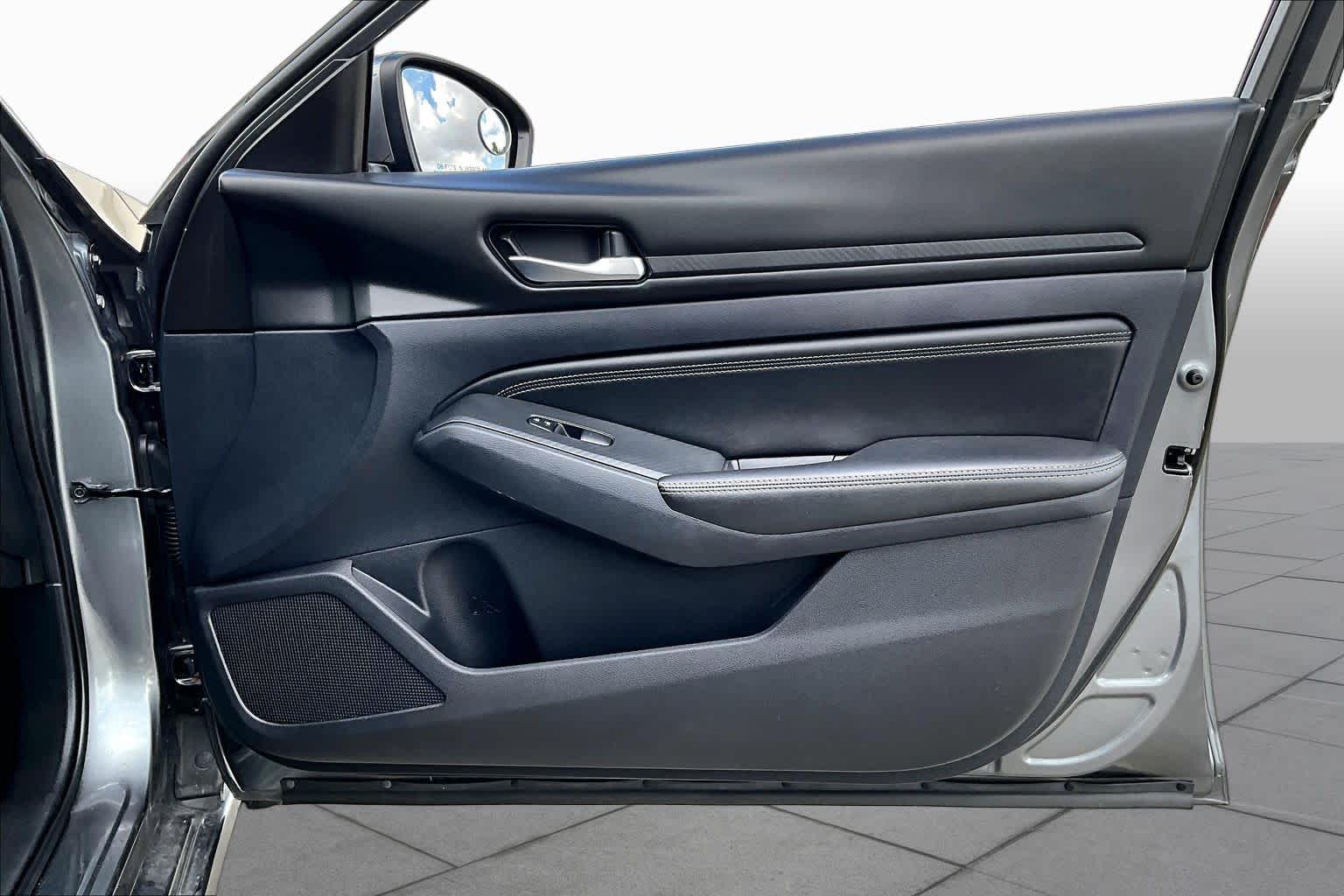 2020 Nissan Altima photo 20 of 33