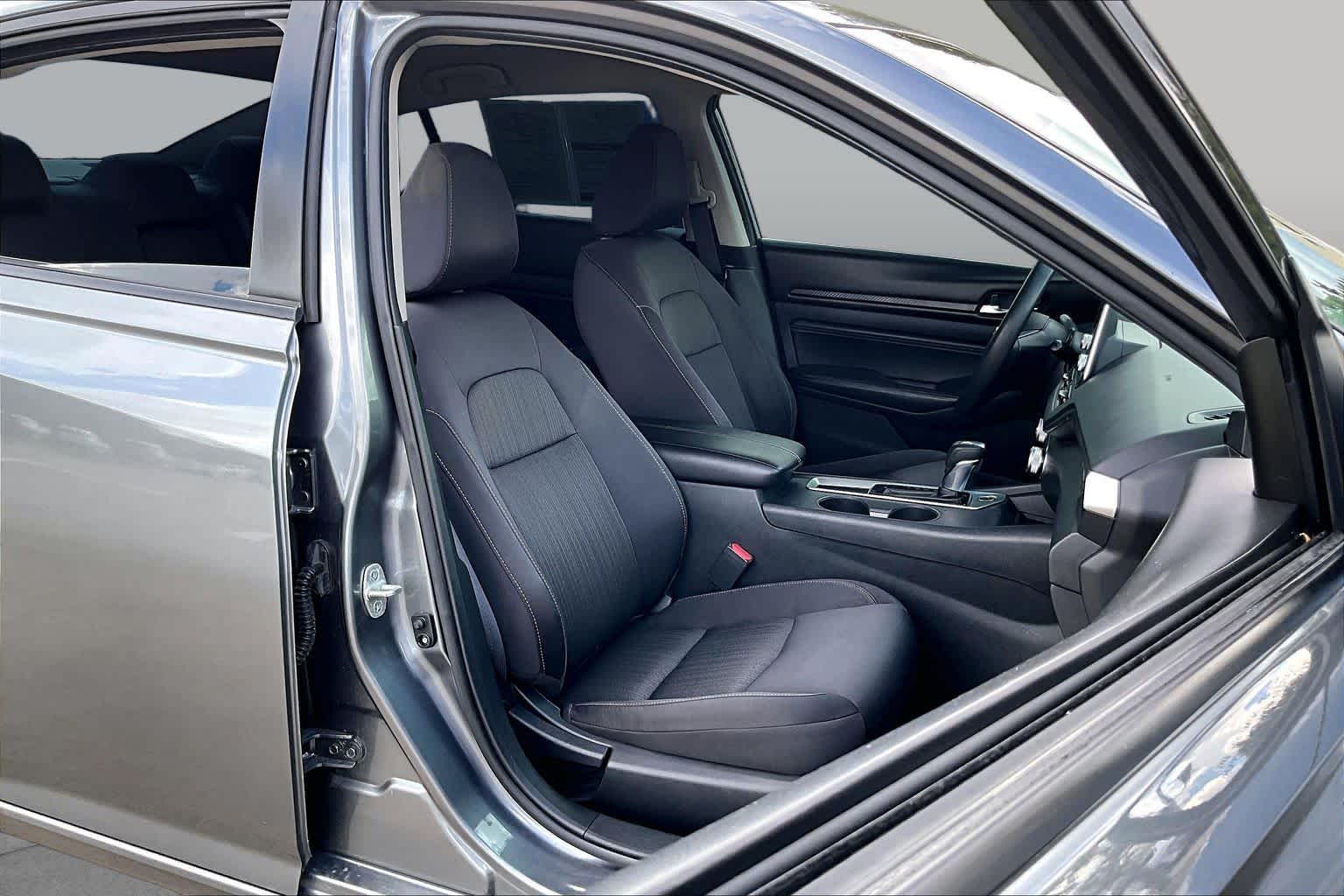 2020 Nissan Altima photo 8 of 33