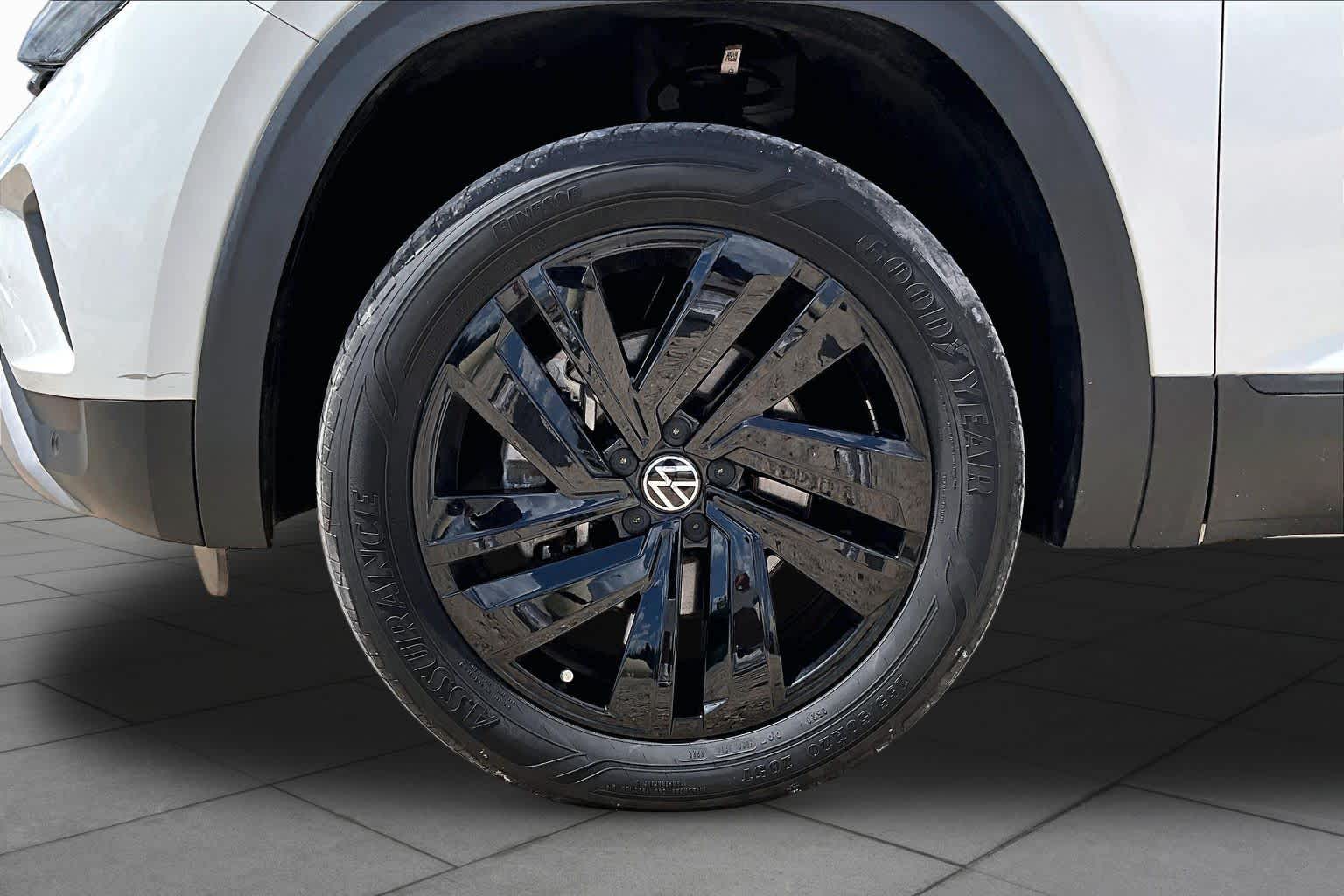 2022 Volkswagen Atlas Cross Sport 2.0T SE w/Technology Pure White at AutoNation USA Houston