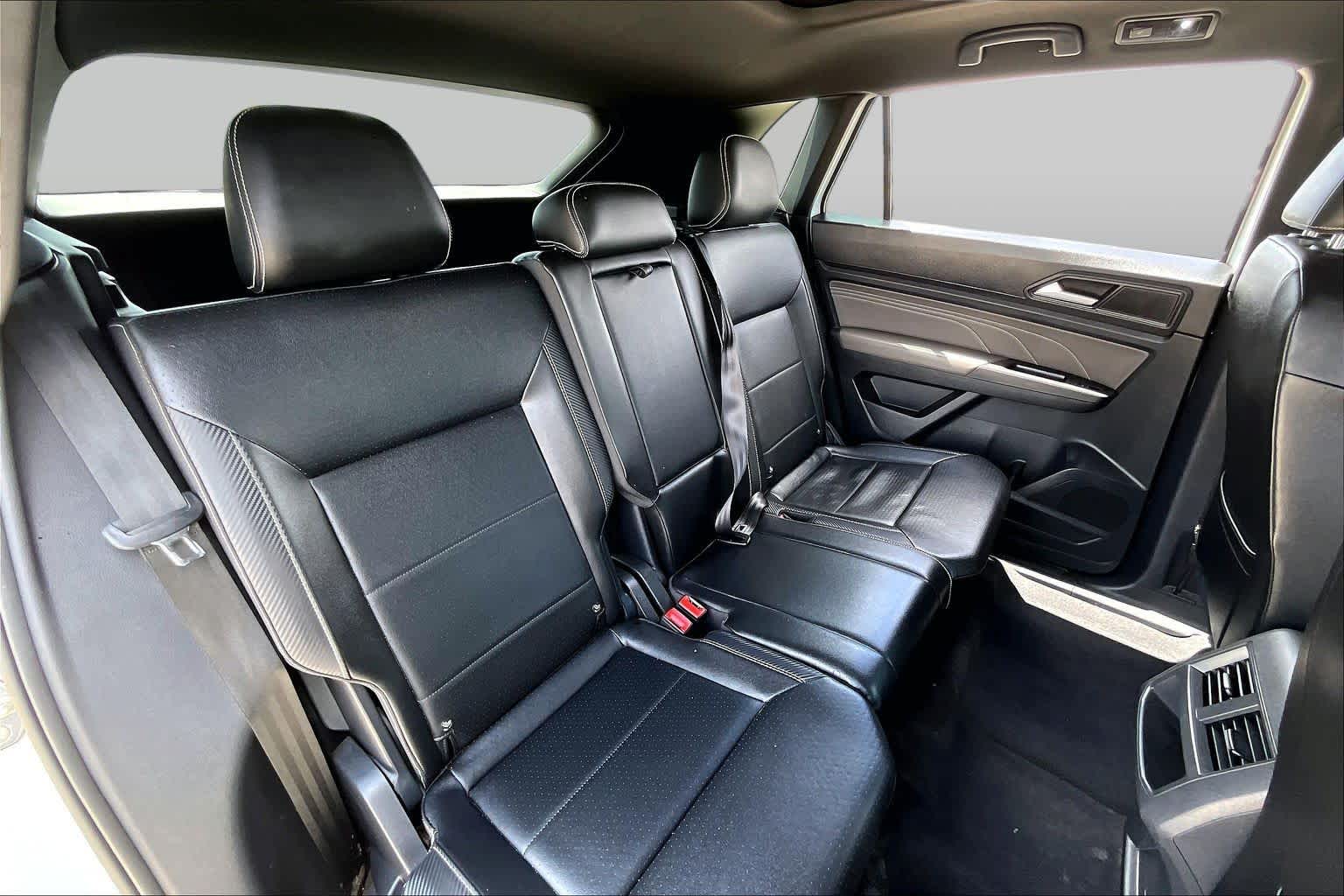 2022 Volkswagen Atlas Cross Sport 2.0T SE w/Technology Pure White at AutoNation USA Houston