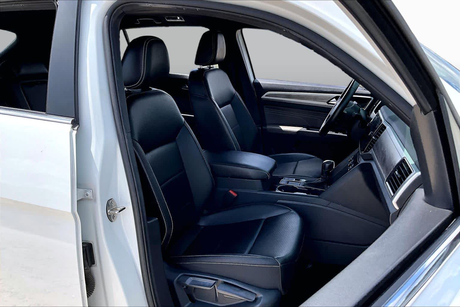 2022 Volkswagen Atlas Cross Sport 2.0T SE w/Technology Pure White at AutoNation USA Houston