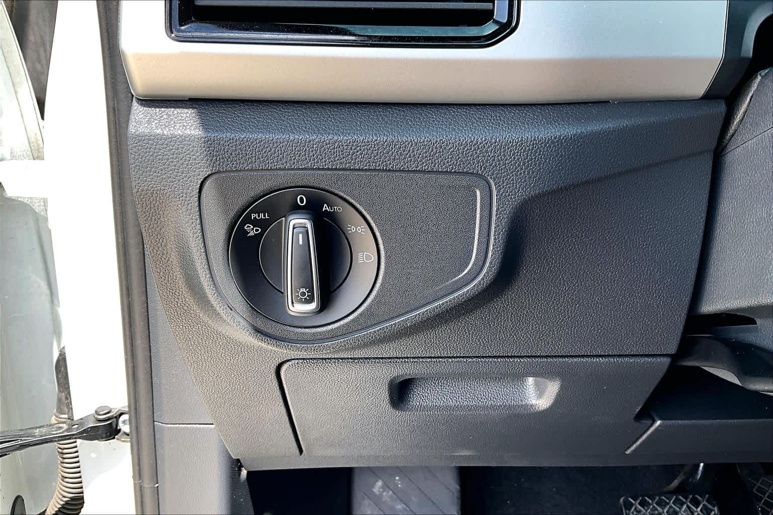 2022 Volkswagen Atlas Cross Sport 2.0T SE w/Technology Pure White at AutoNation USA Houston
