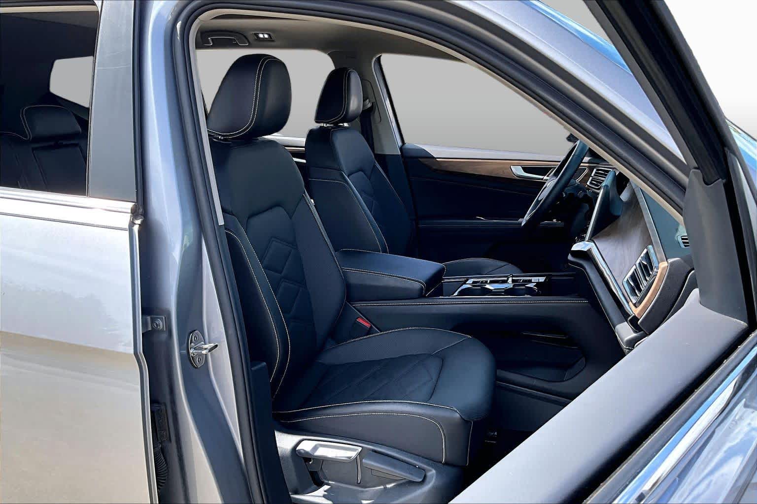 2024 Volkswagen Atlas photo 8 of 35