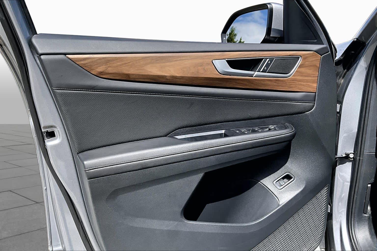 2024 Volkswagen Atlas photo 20 of 35
