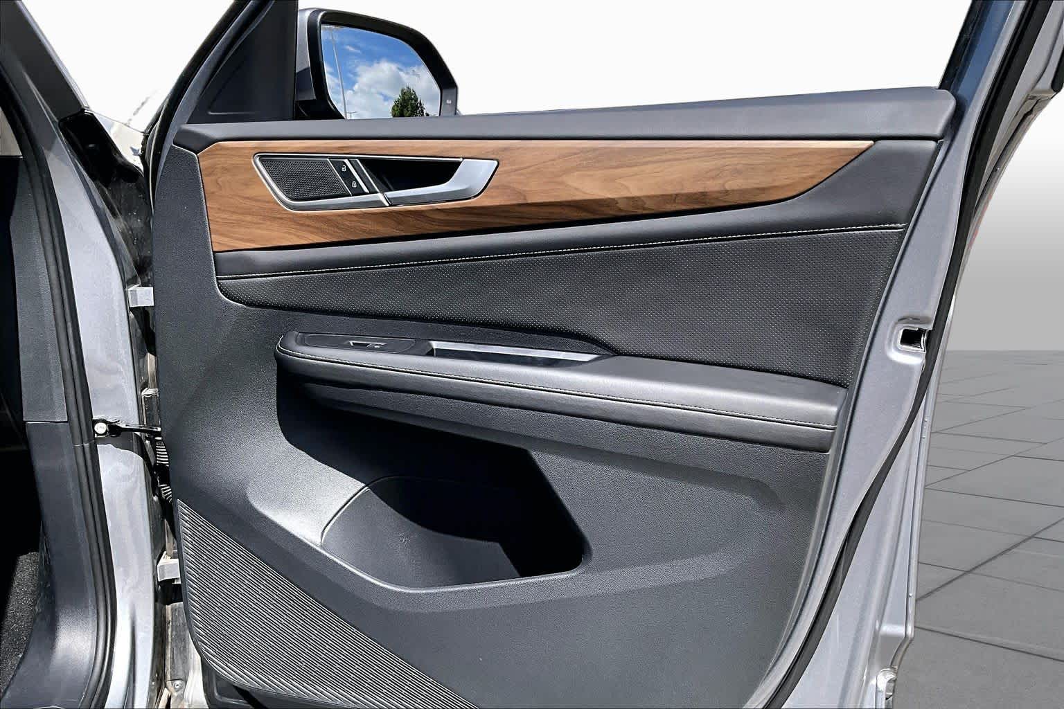 2024 Volkswagen Atlas photo 21 of 35