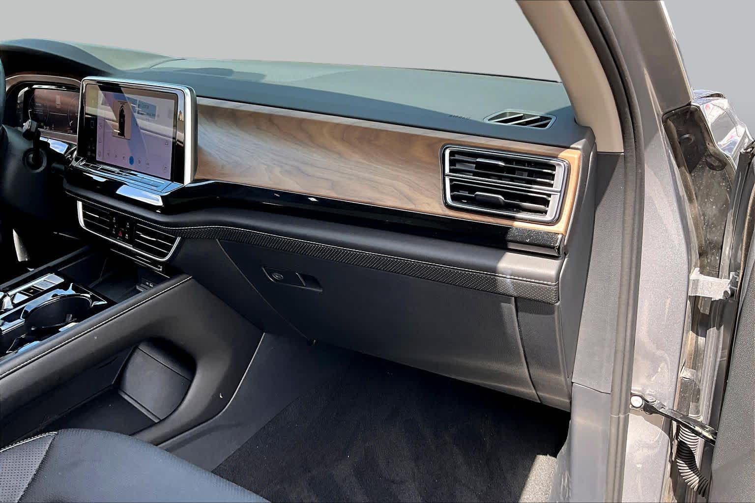 2024 Volkswagen Atlas photo 17 of 35