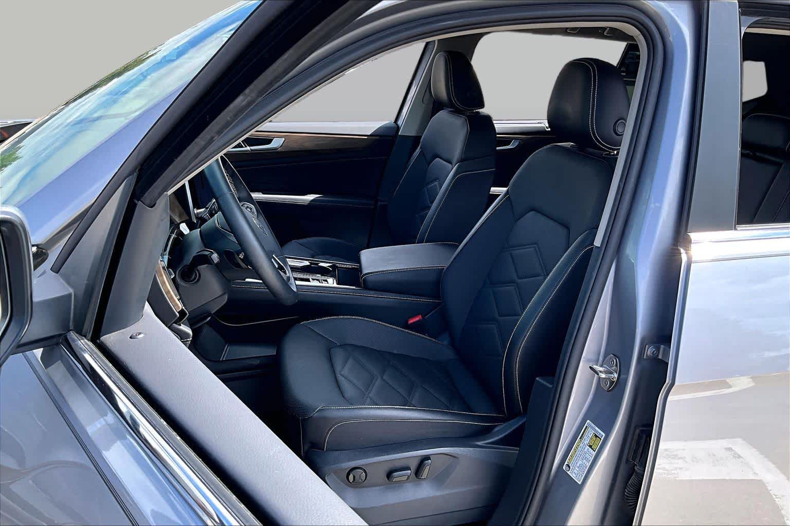 2024 Volkswagen Atlas photo 7 of 35