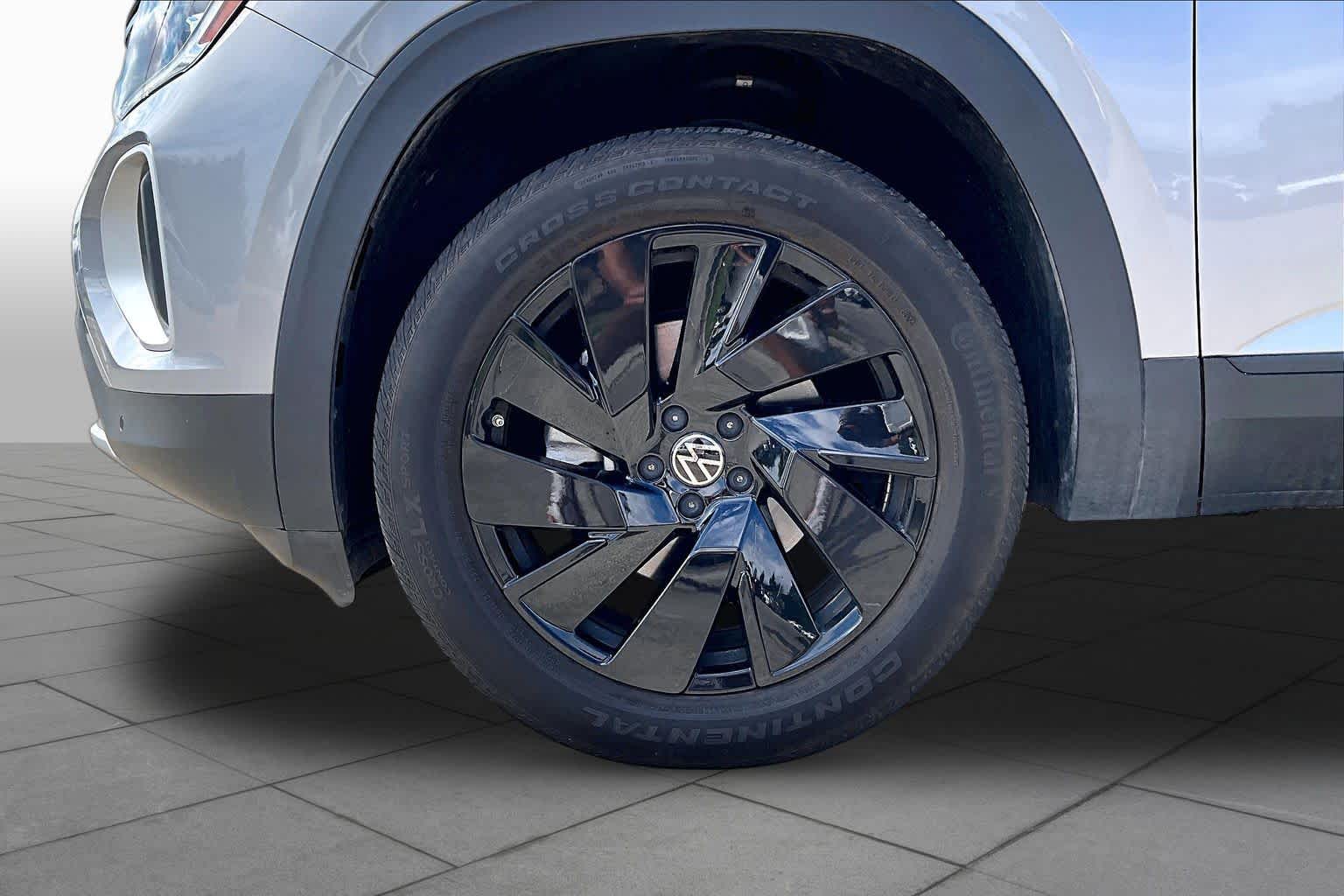 2024 Volkswagen Atlas photo 10 of 35