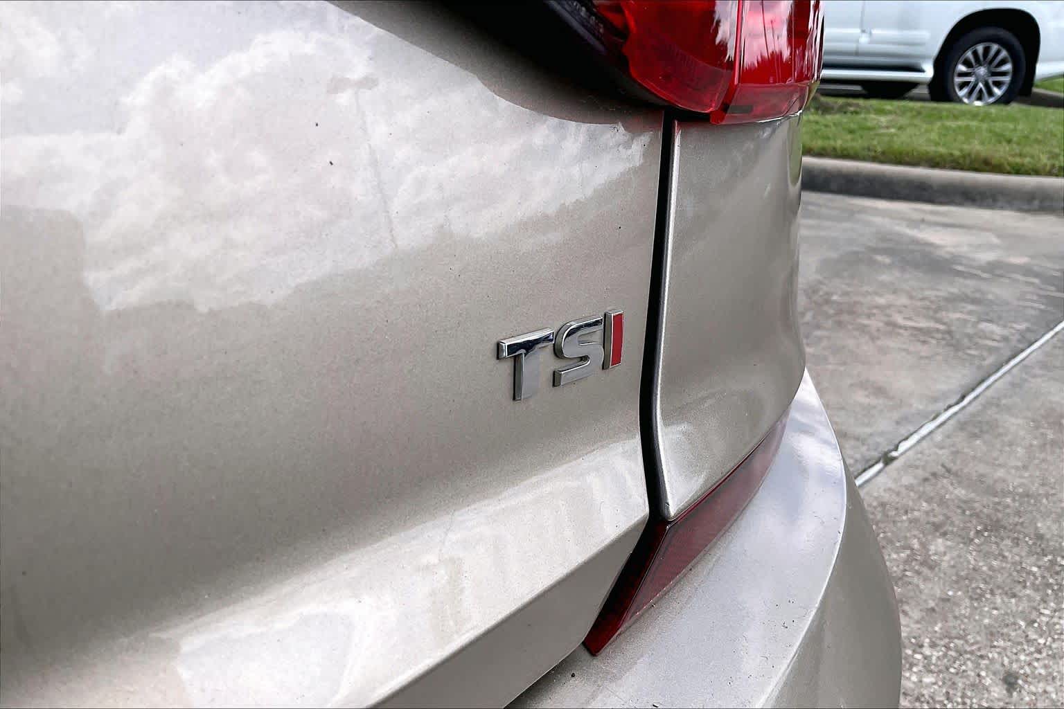2016 Volkswagen Passat photo 8 of 34