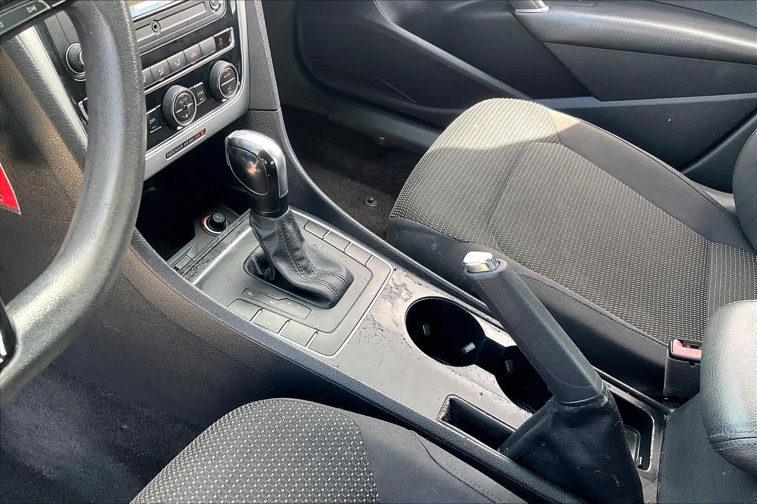 2016 Volkswagen Passat photo 14 of 34