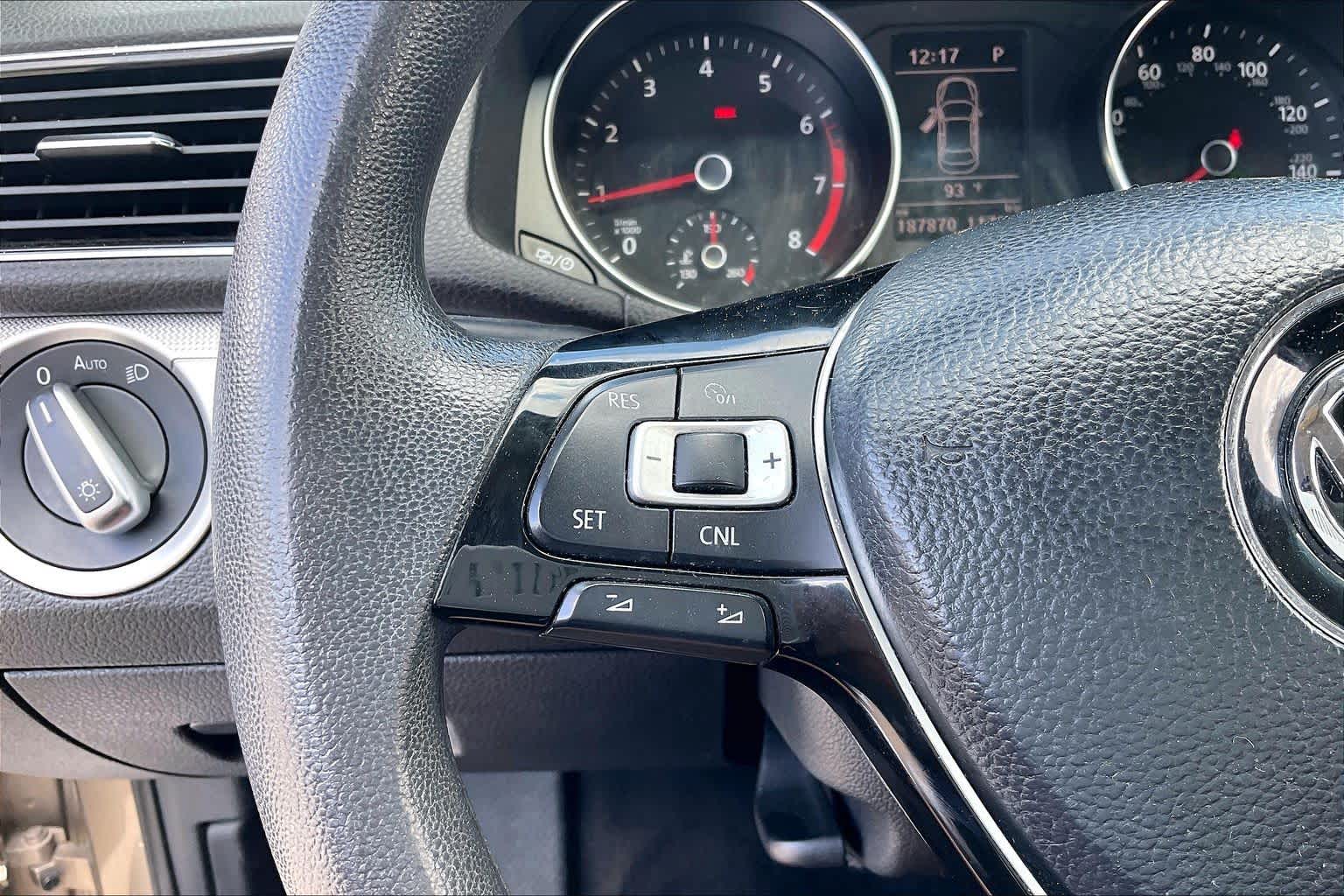 2016 Volkswagen Passat photo 21 of 34