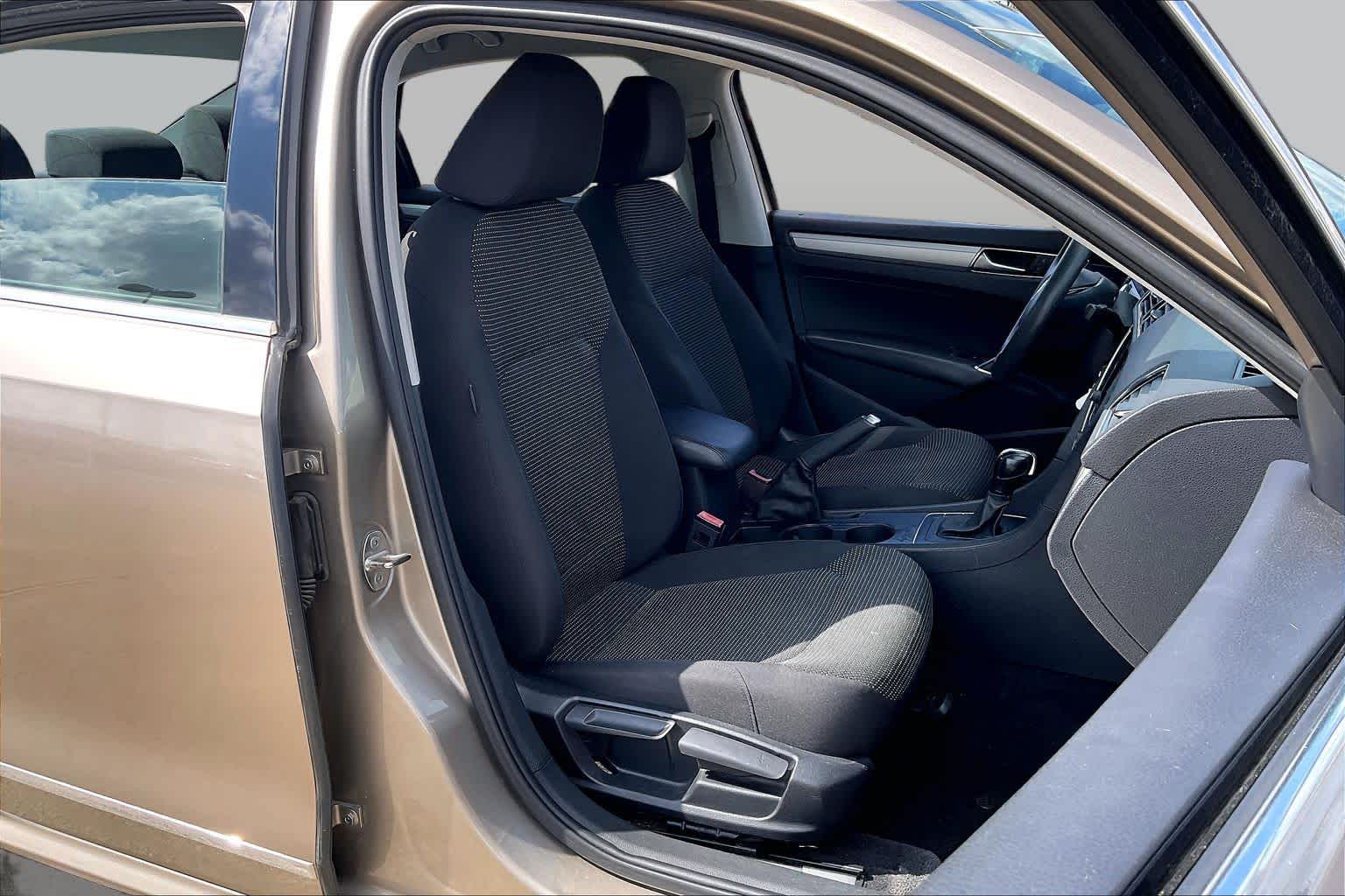 2016 Volkswagen Passat photo 7 of 34