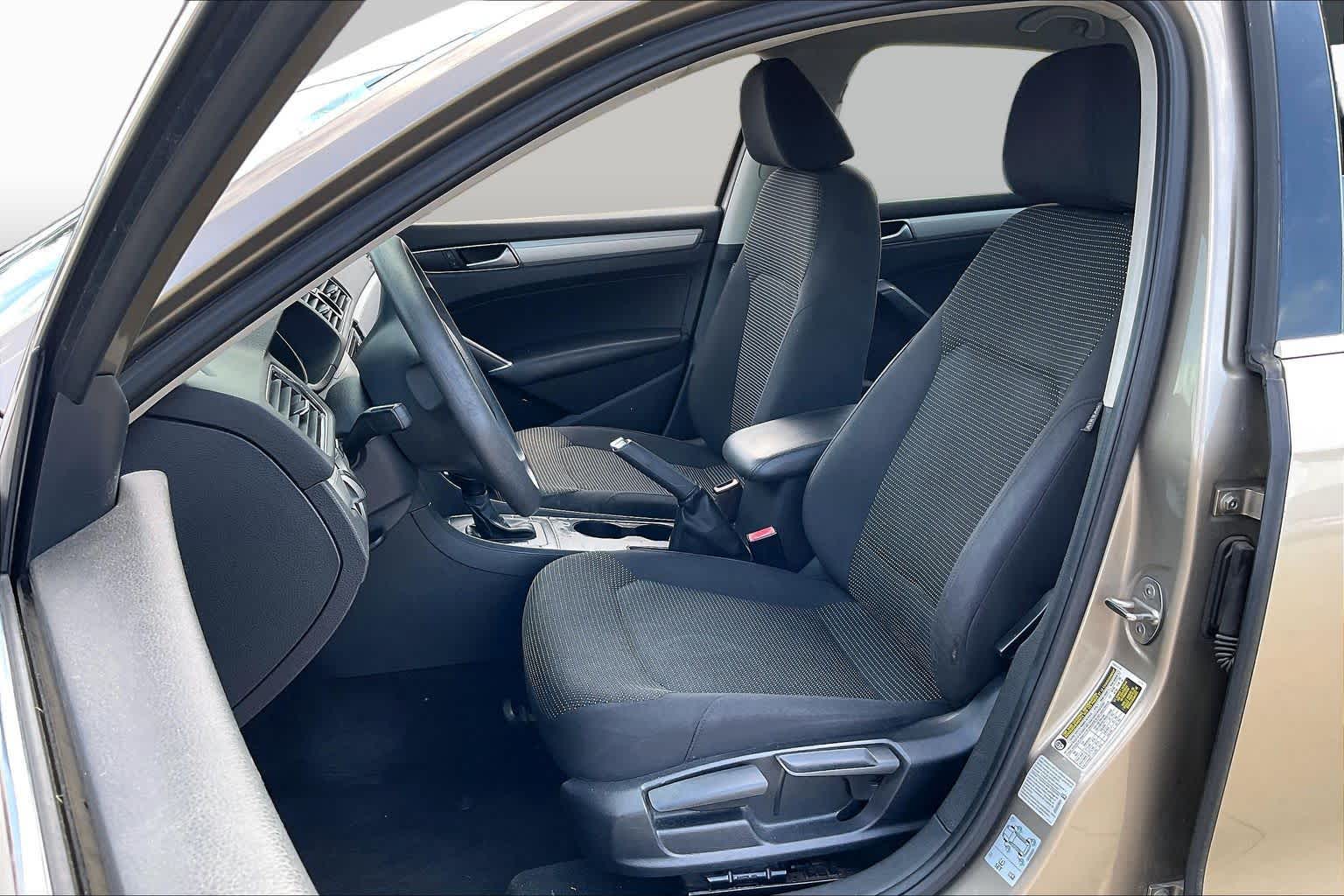 2016 Volkswagen Passat photo 6 of 34