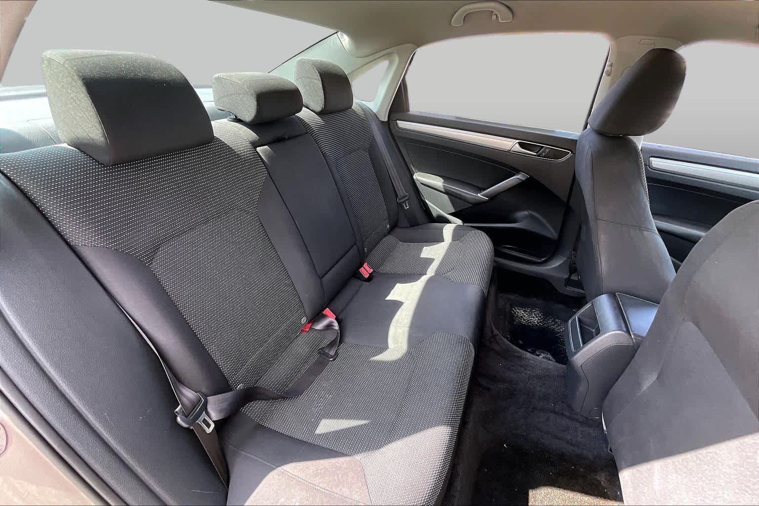 2016 Volkswagen Passat photo 17 of 34