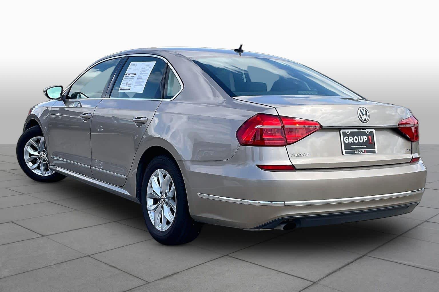 2016 Volkswagen Passat photo 10 of 34