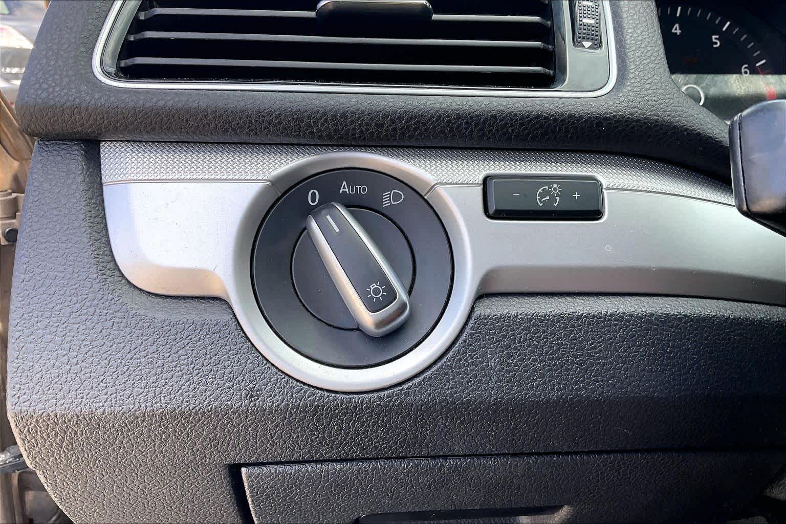 2016 Volkswagen Passat photo 32 of 34